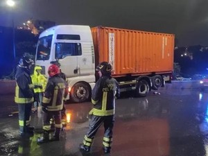 Tragedia a Sampierdarena, tir travolge e uccide un pedone Tragedia a Sampierdarena, tir travolge e uccide un pedone