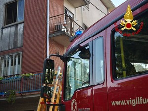 Incendio in un appartamento di Arcisate, salvo per miracolo l'anziano rimasto bloccato in una delle stanze