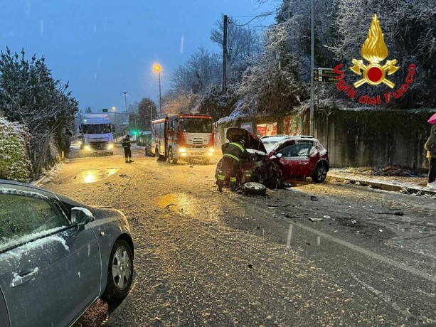 Schianto sotto la neve a Daverio: due feriti. Ragazza investita a Varese