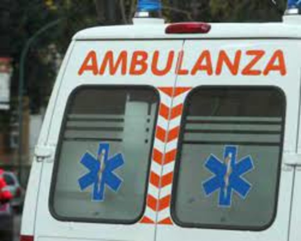 Maxi scontro tra due auto e tre moto a Carmagnola: muore un uomo, gravi la moglie e la figlia di 8 anni