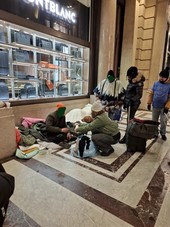 La domenica sera tra i clochard del centro: “Non portiamo solo cibo, ma ascolto” La domenica sera tra i clochard del centro: “Non portiamo solo cibo, ma ascolto”