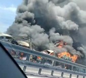 Schianto terribile tra due camion sulla Torino-Piacenza. Prende fuoco una bisarca, morto il conducente Schianto terribile tra due camion sulla Torino-Piacenza. Prende fuoco una bisarca, morto il conducente