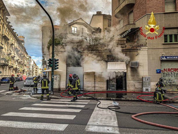 Cit Turin, brucia la gelateria &quot;Dei Principi&quot;: intervento dei vigili del fuoco, ma i danni sono notevoli