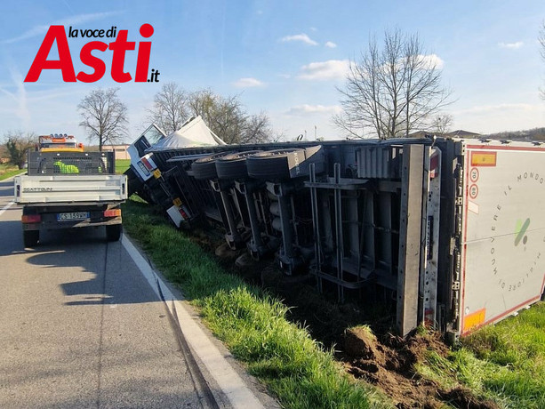 Catell'Alfero: mezzo pesante si ribalta poco dopo il bivio dell'Asti-Moncalvo, operazioni di recupero in corso