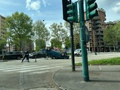 Incidente in piazza Pitagora: auto si ribalta nell'impatto