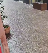 30 mm di pioggia in mezz'ora: allagati a Celle i negozi e la biblioteca (VIDEO)
