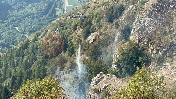 Monte Piastra, il fuoco non si spegne: a Valdieri decine di uomini al lavoro tra fumo, caldo e solidarietà [FOTO E VIDEO]