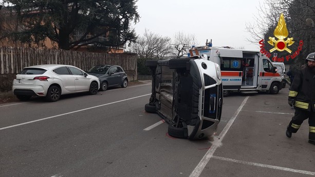 Perde il controllo della macchina, urta un'auto in sosta e si ribalta Perde il controllo della macchina, urta un'auto in sosta e si ribalta