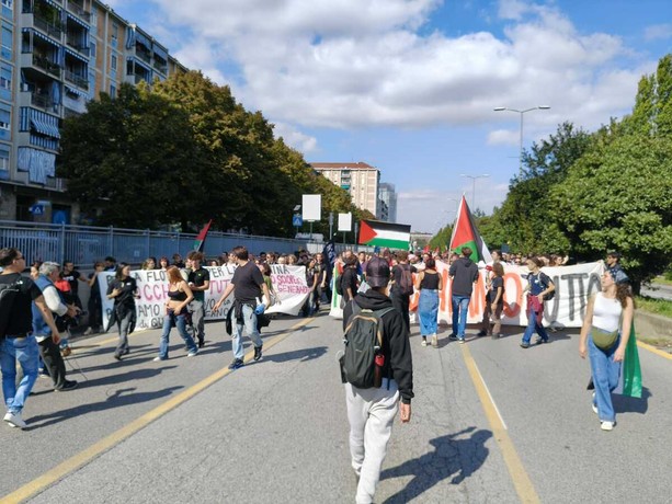 Flotilla fermata da Israele, i Pro Pal bloccano la tangenziale sud. E le bici arrivano a Caselle