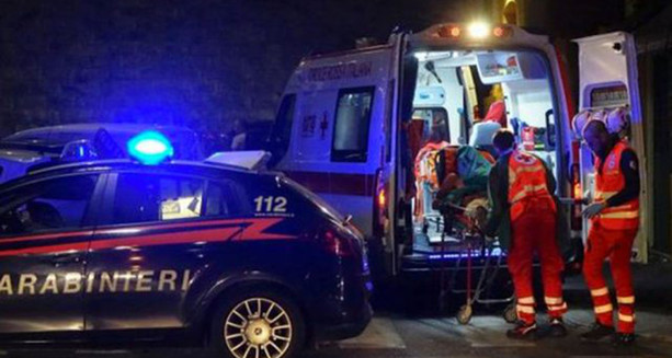 Ragazzo investito nella notte, l'automobilista non si ferma ma viene denunciato dai carabinieri. Diciannovenne trasportato in ospedale con l'elisoccorso