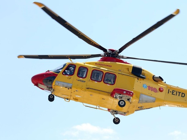 Un altro incidente tra auto e moto: elisoccorso in volo a Vanzaghello