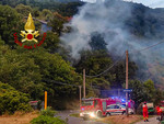 Incendio in un bosco a Pont Canavese: evacuate una cinquantina di persone tra cui venti bambini