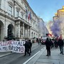 Corteo antimilitarista nelle strade del centro di Torino: sfilano davanti al Comune (aspettando gli Aerospace &amp; defense meetings)