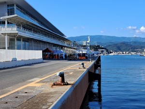 In mare da 96 ore a bordo di una barca di legno, 85 migranti soccorsi: sbarcheranno a Savona In mare da 96 ore a bordo di una barca di legno, 85 migranti soccorsi: sbarcheranno a Savona