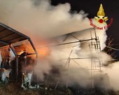 FOTO. Fiamme in un'azienda agricola: in fumo cento rotoballe di fieno