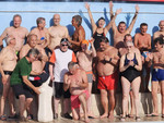 Il commosso abbraccio del nuoto astigiano a Gianni Caraffa, l'ultimo dei pionieri festeggia a bordo vasca [FOTO E VIDEO]