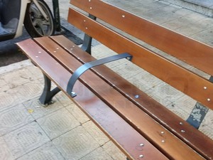 Sanremo, divisori sulle panchine di corso Garibaldi contro i bivacchi: nuova risposta all’emergenza clochard (Foto) Sanremo, divisori sulle panchine di corso Garibaldi contro i bivacchi: nuova risposta all’emergenza clochard (Foto)