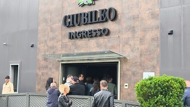L'ultimo saluto a Chiara e Simone, la giovane coppia uccisa dal vicino di casa a Volvera