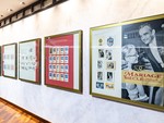 Il Museo dei Francobolli e delle Monete di Monaco celebra i 70 anni del matrimonio tra il Principe Ranieri III e Grace Kelly con una mostra dedicata