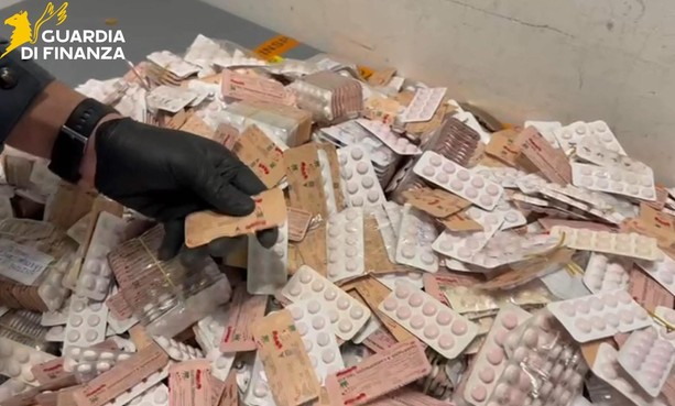 Malpensa, duemila farmaci e duecento flaconi di insetticida illegali scoperti e sequestrati dalla Guardia di Finanza