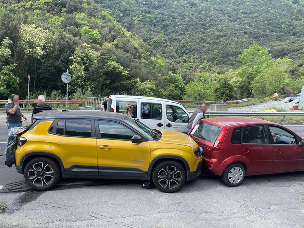 Ancora un incidente sulla Ss334 tra Albisola e Stella: coinvolte tre auto proprio dove aveva perso la vita un uomo poche settimane fa (FOTO)