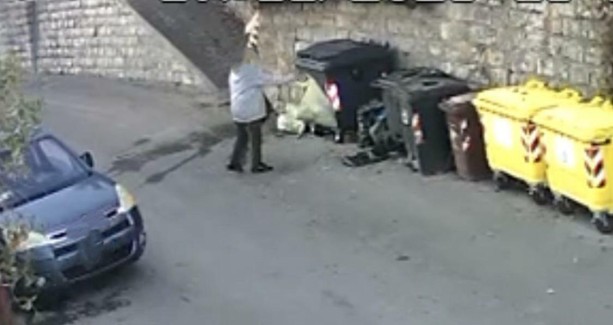 Sanremo, giro di vite sui rifiuti: multe fino a 27.000 euro, pizzicato il classico incivile con il 'lancio del sacchetto' (Foto) Sanremo, giro di vite sui rifiuti: multe fino a 27.000 euro, pizzicato il classico incivile con il 'lancio del sacchetto' (Foto)