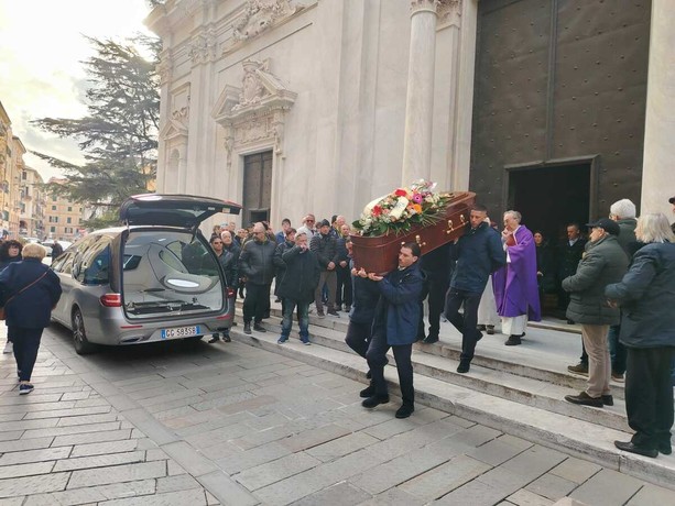 Savona si stringe commossa per salutare la Signora dell'Ospitalità Pervinca Tiranini (FOTO) Savona si stringe commossa per salutare la Signora dell'Ospitalità Pervinca Tiranini (FOTO)