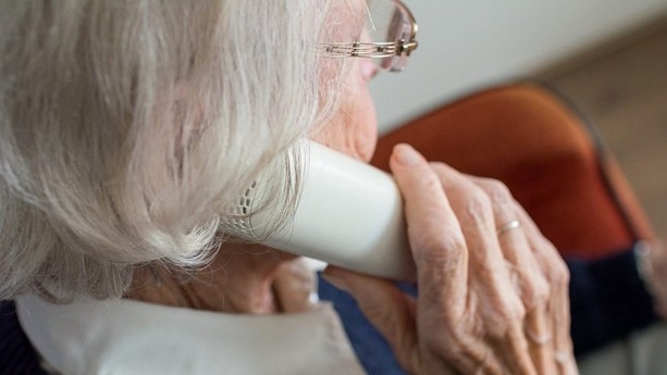 &quot;Ciao nonna, mi ha punto una zanzara e sanguino dalla bocca. Servono 17mila euro per un’operazione&quot;: tentata truffa telefonica a Cairo