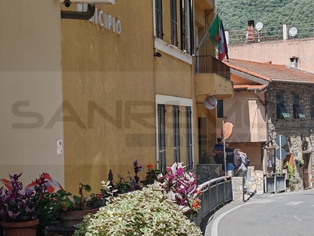 Castelvittorio: tragedia sul lavoro questa mattina, è un elettricista di Sanremo il 55enne morto cadendo dal tetto del comune (Foto e Video)
