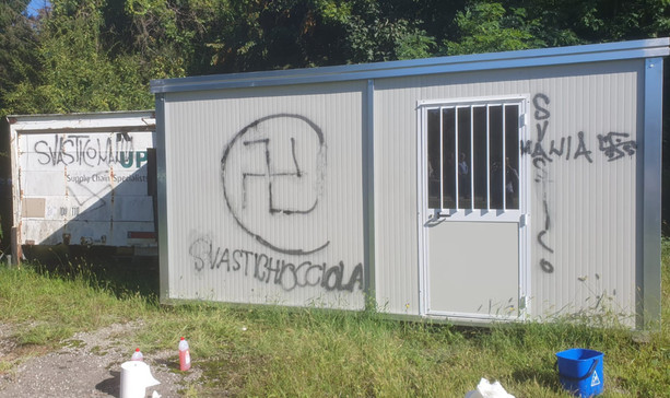 Svastiche e scritte naziste &quot;accolgono&quot; Elly Schlein alla Schiranna