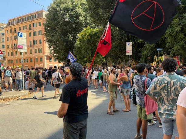 Venticinque anni dal G8 di Genova, oggi il primo corteo. Vittorio Agnoletto: "Oggi un altro mondo è diventato urgente" Venticinque anni dal G8 di Genova, oggi il primo corteo. Vittorio Agnoletto: "Oggi un altro mondo è diventato urgente"