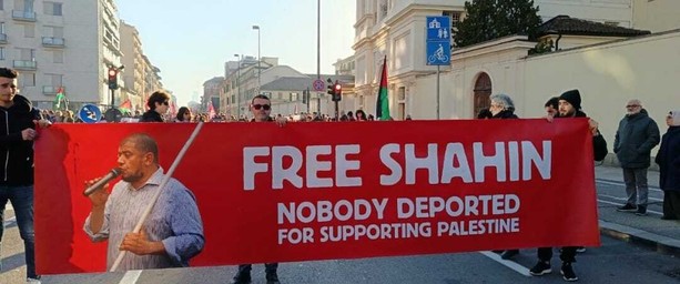 In centinaia marciano per Mohamed Shahin: "un uomo innocente è stato rinchiuso" In centinaia marciano per Mohamed Shahin: "un uomo innocente è stato rinchiuso"