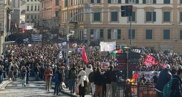 Diecimila in corteo a Genova, la manifestazione arrivata in piazza De Ferrari: "Da oggi blocchiamo tutto"