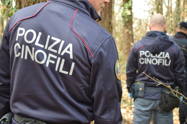 Blitz anti droga con le unità cinofile al Parco Pineta: identificate 89 persone, sequestrati hashish e cocaina