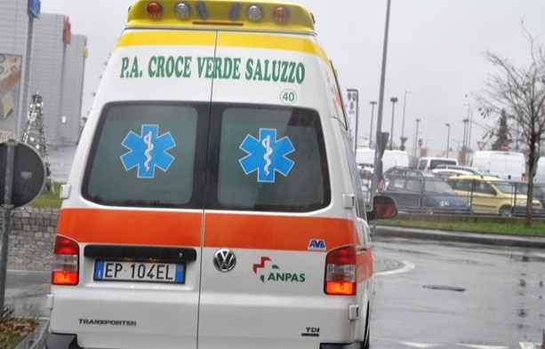 Si accascia al suolo mentre si trova in banca a Saluzzo: muore 52enne