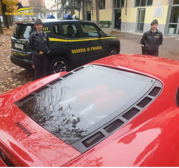 Operazione Cavallino: la Guardia di finanza di Asti sequestra falsa Ferrari F430