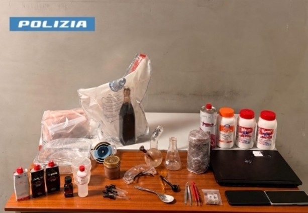 Laboratorio chimico per la droga nella stanza da letto, arrestato studente di Ingegneria a Pozzo Strada Laboratorio chimico per la droga nella stanza da letto, arrestato studente di Ingegneria a Pozzo Strada