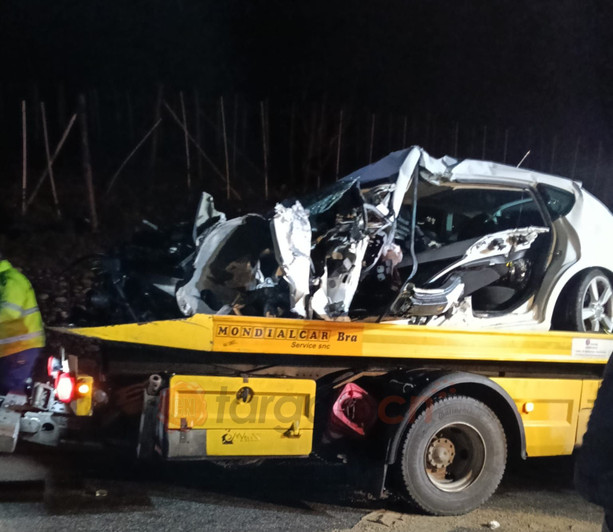 Scontro tra auto e camion a Novello: ferito gravemente 26enne