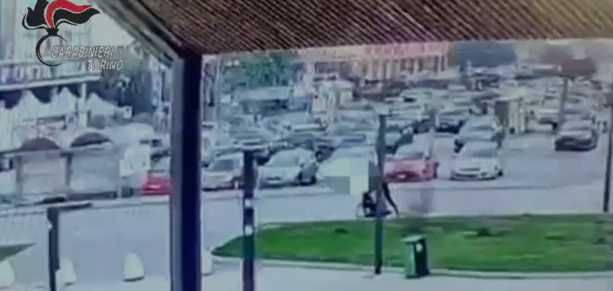 Rapinano una disabile in sedia a rotelle: in manette un 23enne, mentre si cerca il complice