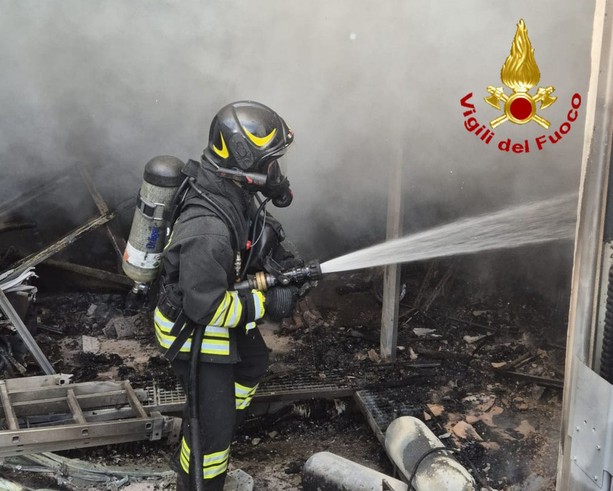 FOTO. Pomeriggio di fuoco a Caravate: incendio divora il garage di una villetta