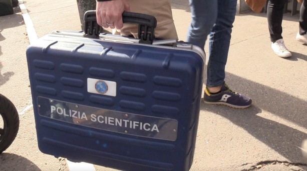 Mistero in via Rovigo: cadavere in decomposizione ritrovato in un bagagliaio di un suv