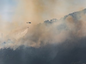 San Romolo, l'incendio non è ancora domato: richiesto anche l'intervento del Canadair (Foto) San Romolo, l'incendio non è ancora domato: richiesto anche l'intervento del Canadair (Foto)