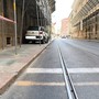 Incidente in via Accademia, auto colpisce impalcatura: strada chiusa (anche ai pedoni) bus deviati [FOTO]