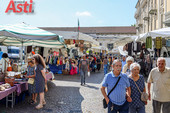 Mercato, da oggi 240 banchi tra piazza del Palio, piazza Libertà e largo Saracco. Questa mattina l'inaugurazione [FOTOGALLERY]