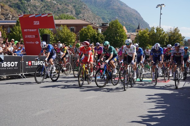 La scia rossa della Vuelta: 4 giorni di grande sport per il Piemonte grazie ai campioni del pedale (ma resta l'ombra del furto di biciclette)
