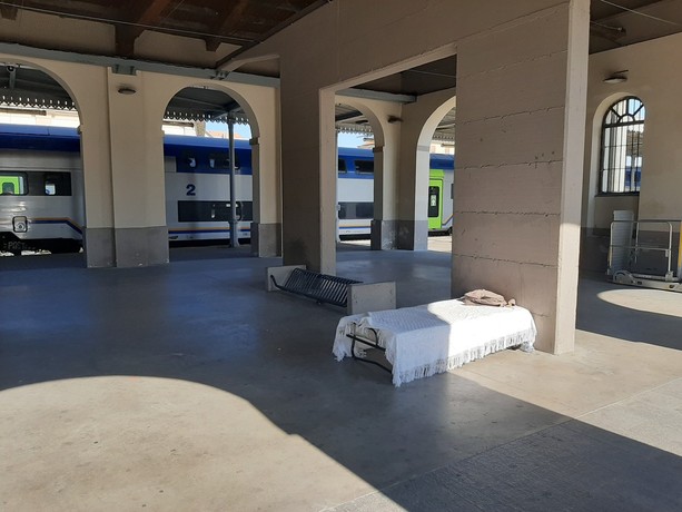 In stazione a Pinerolo c’è un letto, ma nessuno sa di chi sia In stazione a Pinerolo c’è un letto, ma nessuno sa di chi sia