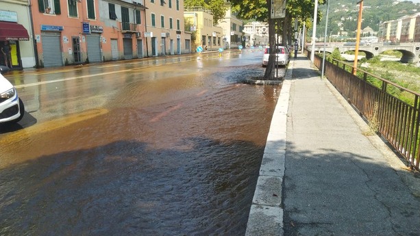 Si spacca un tubo dell’acqua, strada allagata tra via Bobbio e via Montaldo