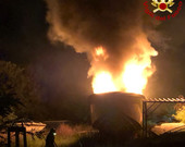 Distrutta dalle fiamme nella notte un'imbarcazione a Caronno Pertusella Distrutta dalle fiamme nella notte un'imbarcazione a Caronno Pertusella