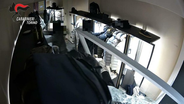 Avevano sfondato la vetrina con un'auto, portando via vestiti per 20mila euro: quattro persone arrestate [VIDEO]