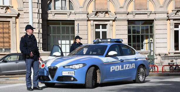 Falso comandante dei Carabinieri gli ordina bonifico da 14mila euro:  lo ferma la Polizia